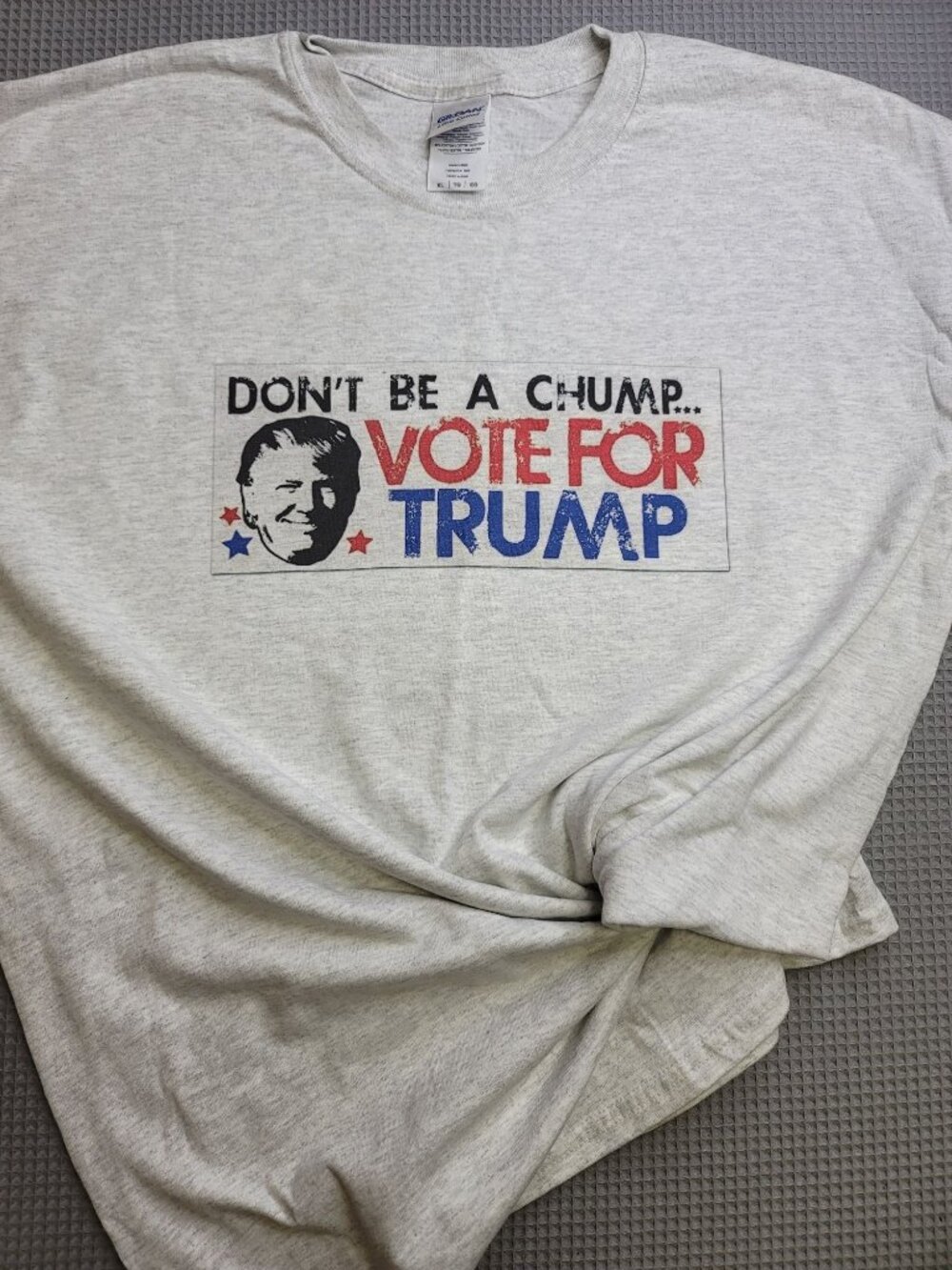 Gildan Short Sleeves Graphic T Shirt XL Gray Dont Be A Chump Vote For Trump